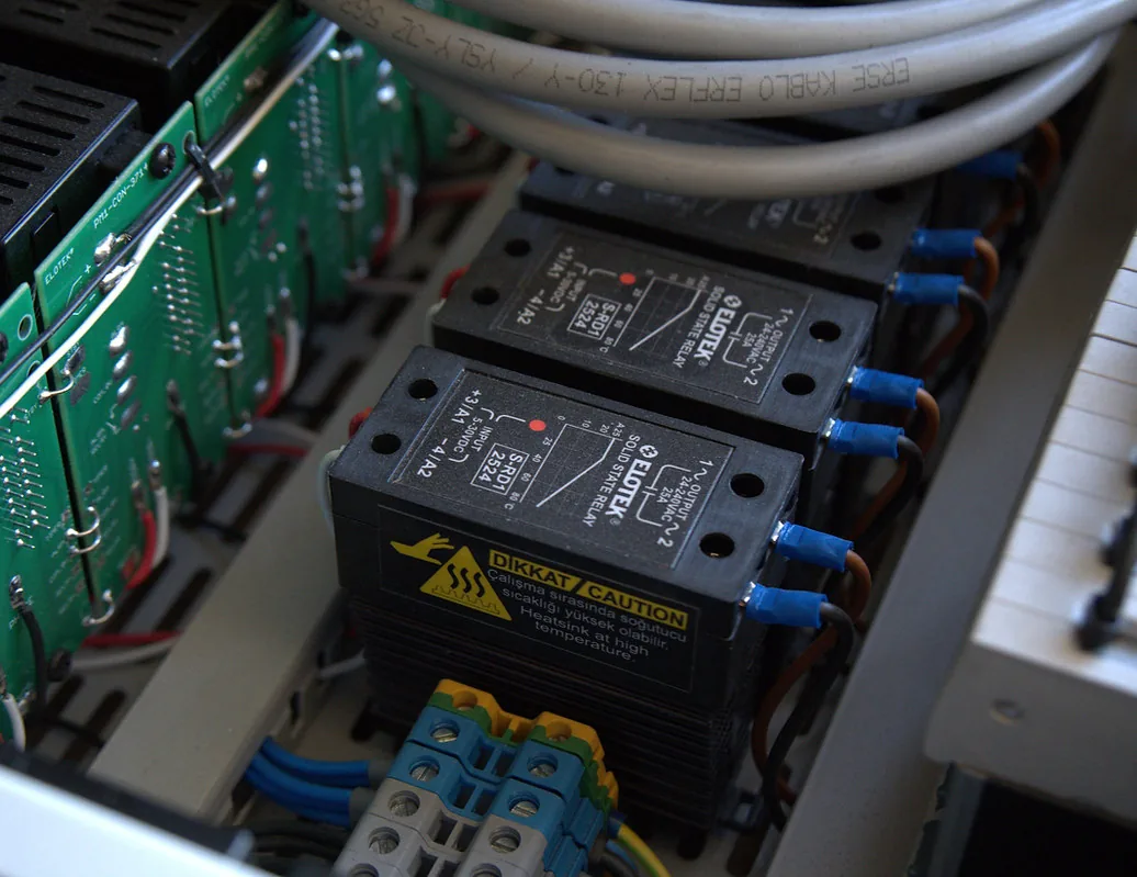 Elotek ray tipi soğutuculu solid state röle, pano içinde monte edilmiş